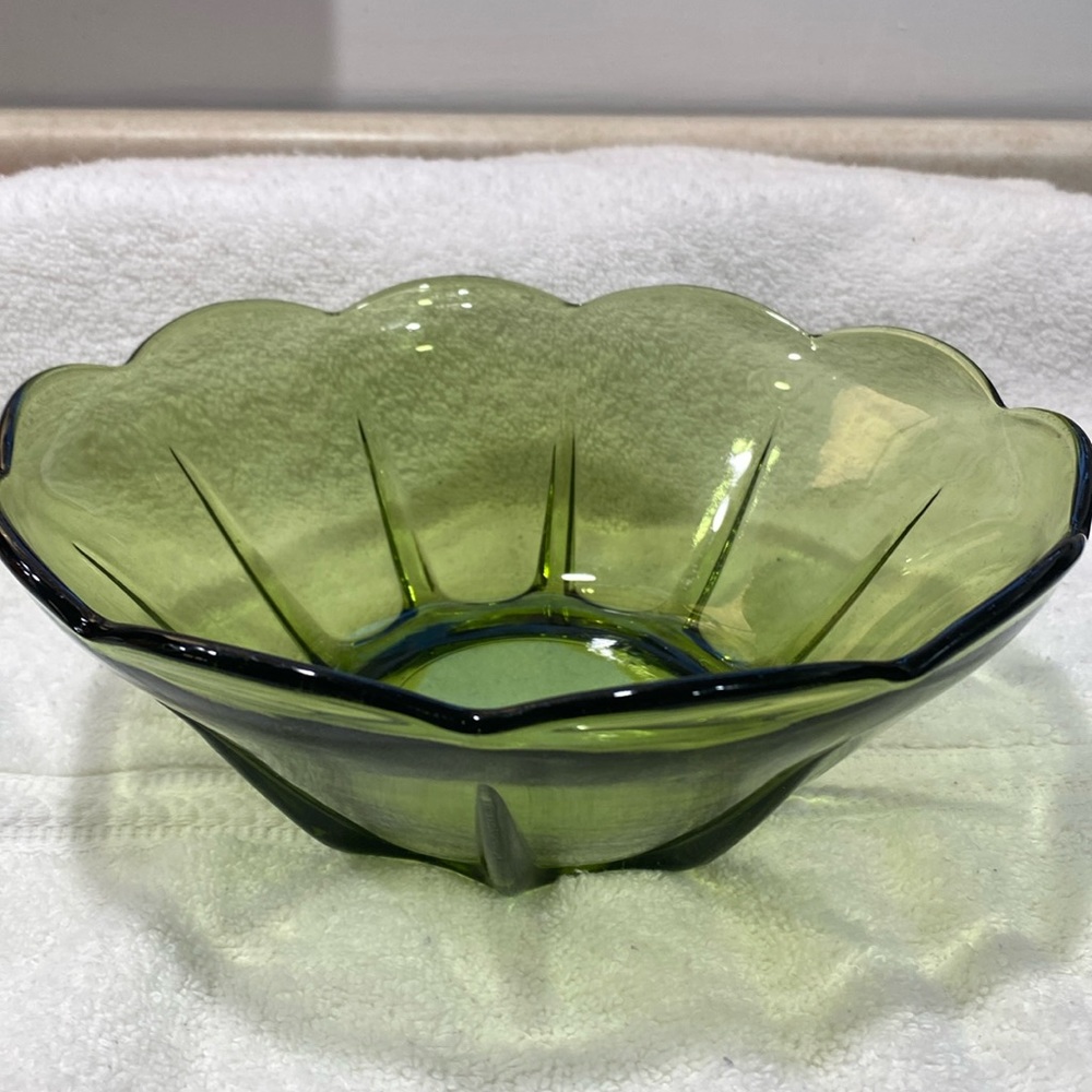 Retro vintage avocado green glass bowl by Anchor Hocking